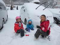 駐車場でも雪遊び