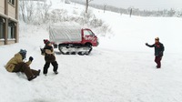 雪の中で野球