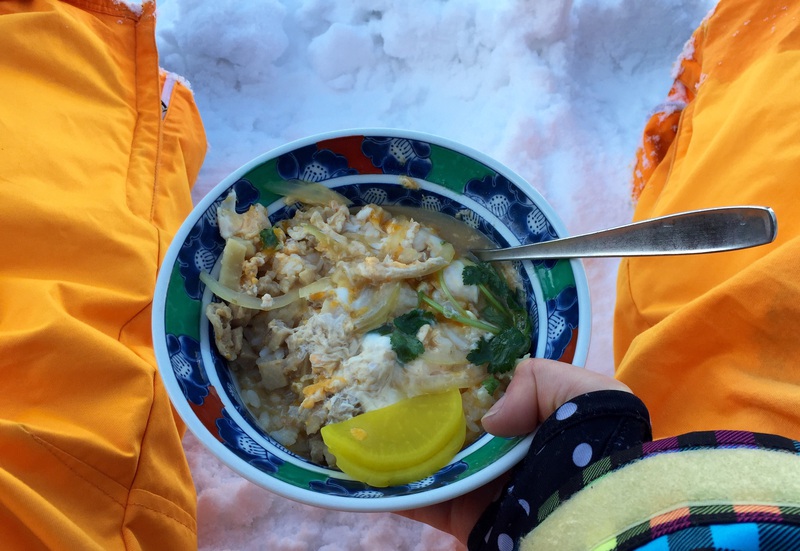 雪の上で食べるゲレ食