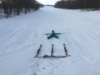 大きな雪のベッドの上で