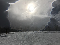 雪の中に顔を出した太陽