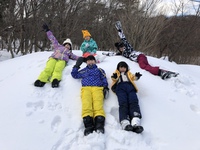 雪の上に転んで