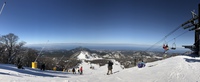 青空、ゲレンデ、水平線。