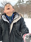 初大山のスキーに疲れ雪に満面の笑みの我が子